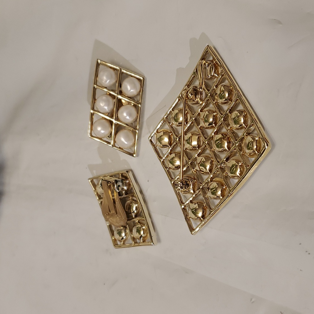 2 Earrings & Brooch Set (1 set  Is an  Avon set) - Picture 4 of 4